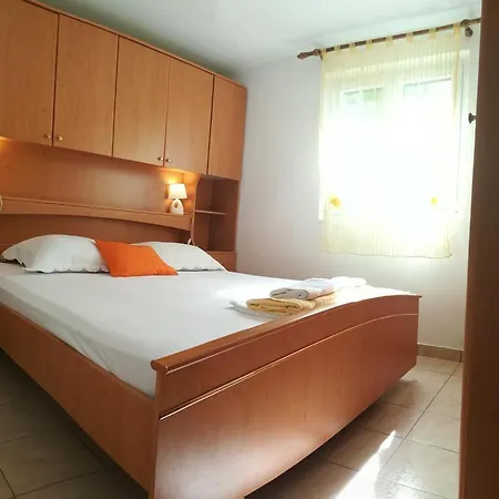 14230a Apartment *